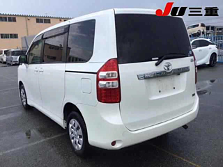 TOYOTA NOAH 2010