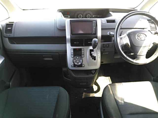 TOYOTA VOXY 2010