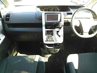 TOYOTA VOXY 2010