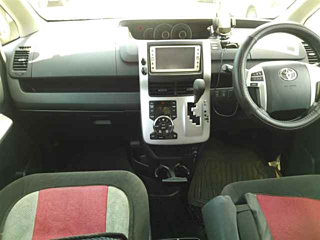 TOYOTA NOAH 2011