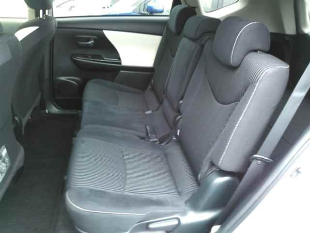 TOYOTA PRIUS ALPHA 2017