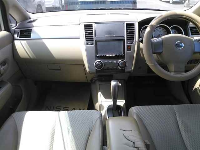 NISSAN TIIDA 2010