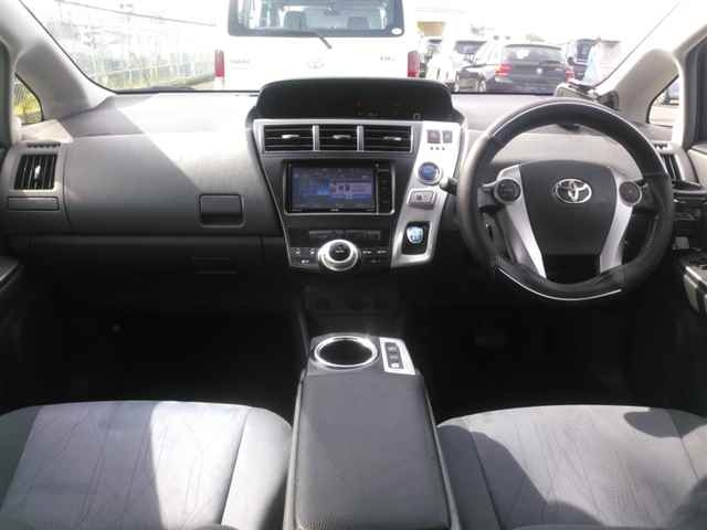 TOYOTA PRIUS ALPHA 2011