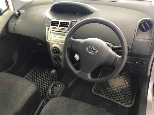 TOYOTA VITZ 2010