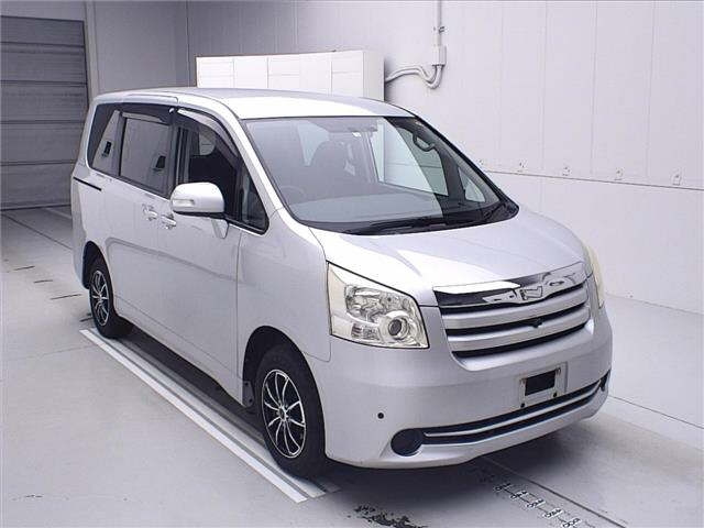 TOYOTA NOAH 2008