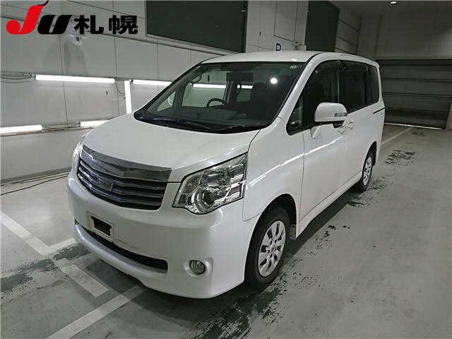 TOYOTA NOAH 2013