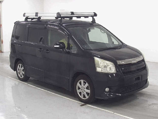 TOYOTA NOAH 2010