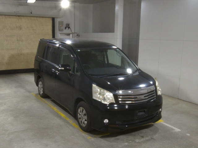 TOYOTA NOAH 2013