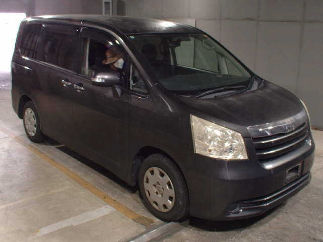 TOYOTA NOAH 2010