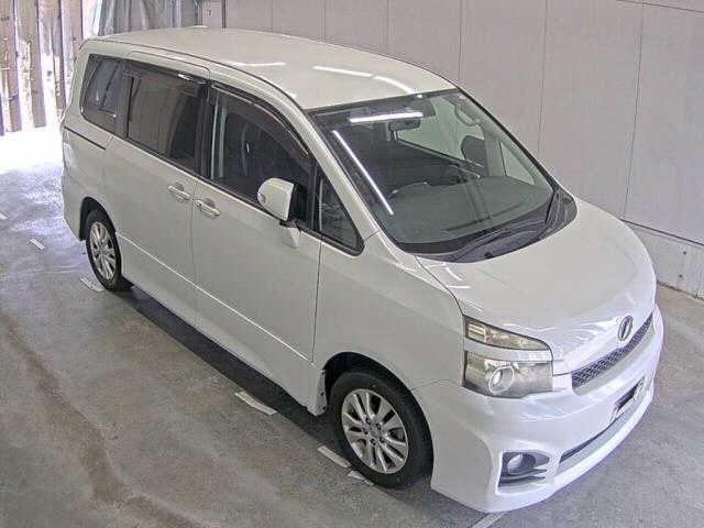 TOYOTA VOXY 2010