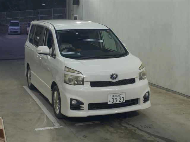 TOYOTA VOXY 2010
