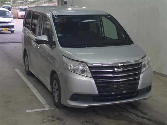 TOYOTA NOAH 2015