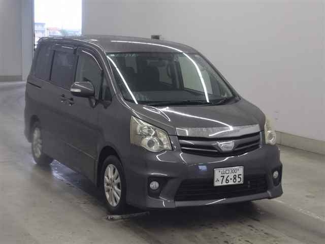 TOYOTA NOAH 2010