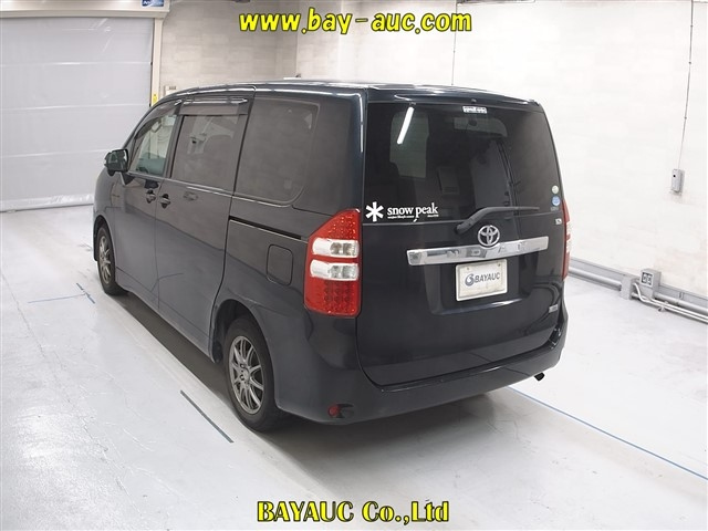 TOYOTA NOAH 2010