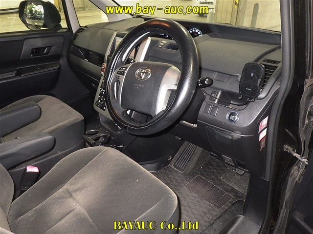 TOYOTA NOAH 2010