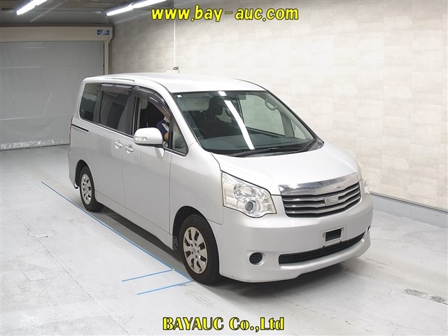 TOYOTA NOAH 2010