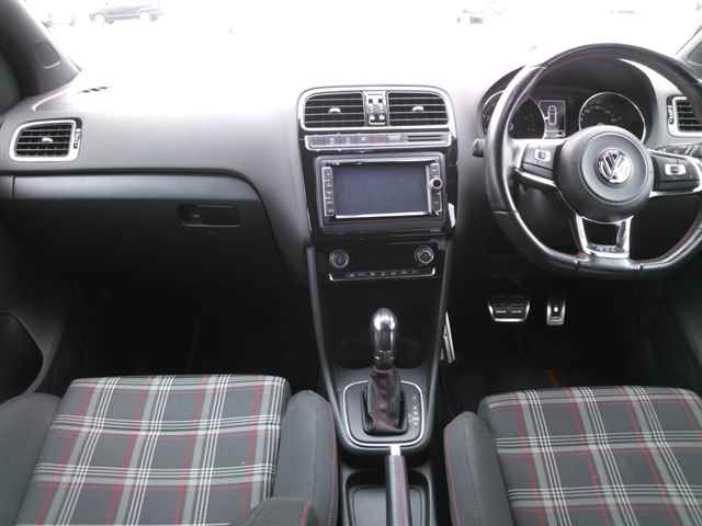 VOLKSWAGEN POLO 2015