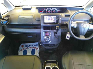 TOYOTA VOXY 2011