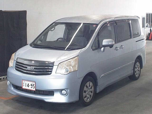 TOYOTA NOAH 2010