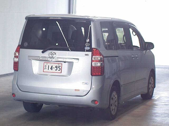 TOYOTA NOAH 2010