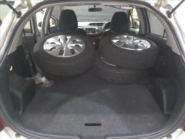 TOYOTA VITZ 2012