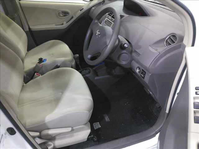 TOYOTA VITZ 2010