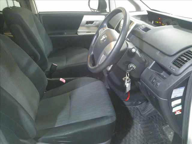 TOYOTA NOAH 2010