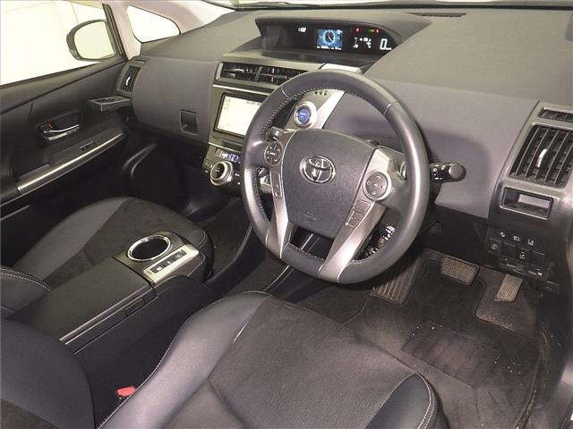 TOYOTA PRIUS ALPHA 2017