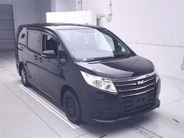 TOYOTA NOAH 2016