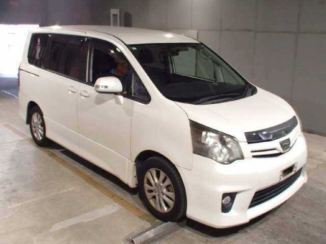 TOYOTA NOAH 2011