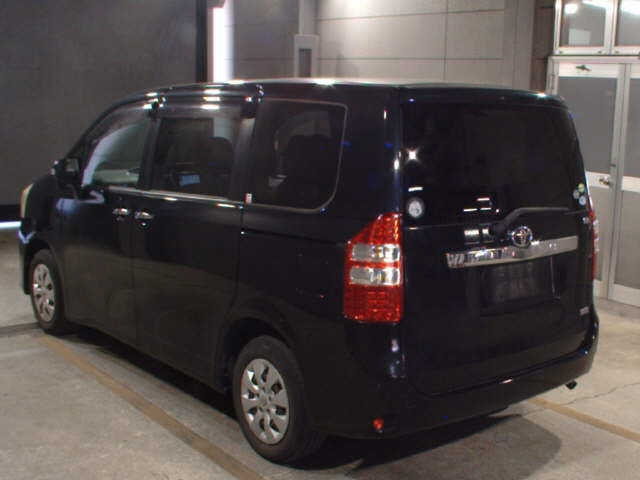 TOYOTA NOAH 2013