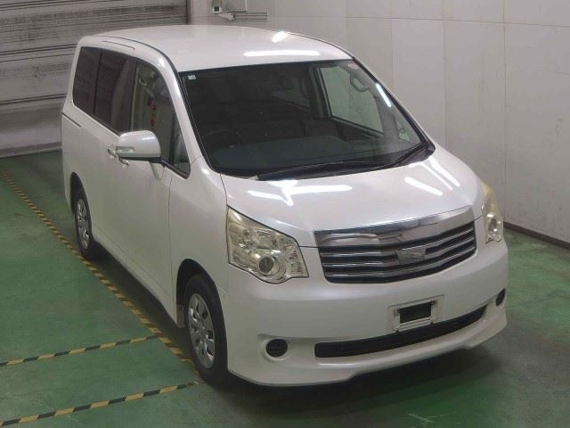 TOYOTA NOAH 2012