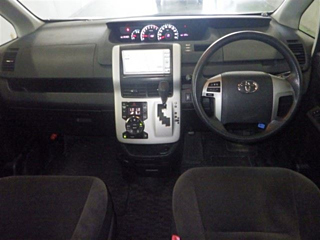 TOYOTA VOXY 2010