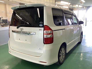 TOYOTA NOAH 2010