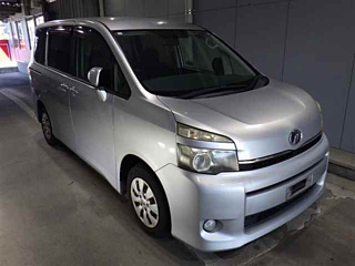 TOYOTA VOXY 2010