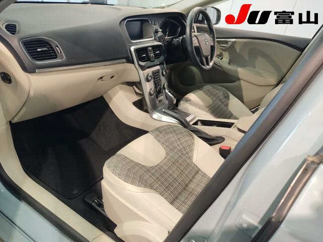 VOLVO V40 2019