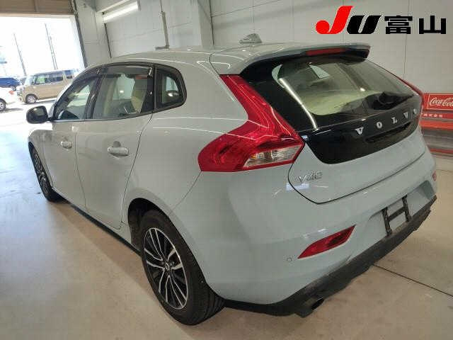VOLVO V40 2019