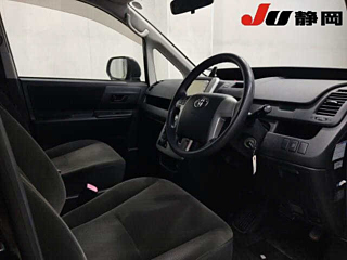TOYOTA VOXY 2010