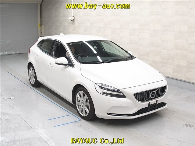 VOLVO V40 2018