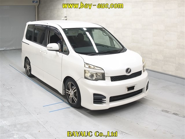 TOYOTA VOXY 2010