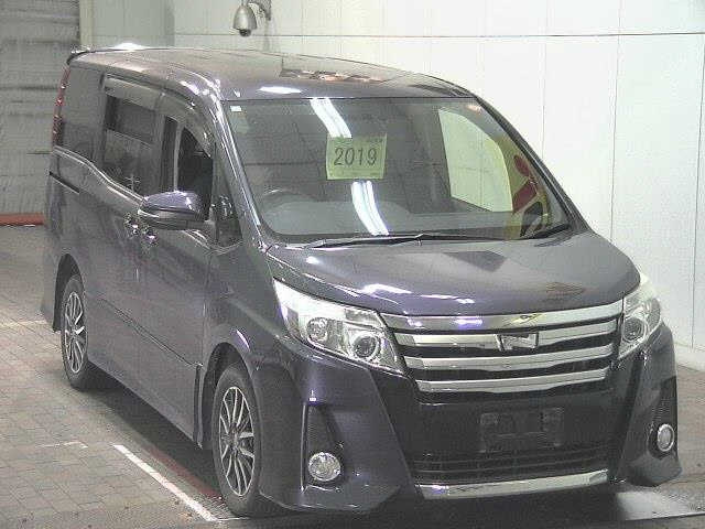 TOYOTA NOAH 2015