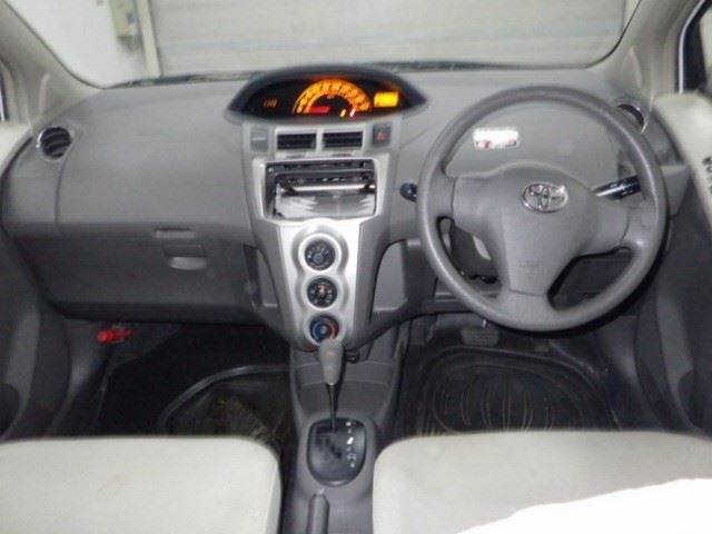 TOYOTA VITZ 2010