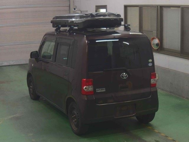 TOYOTA PIXIS SPACE 2011