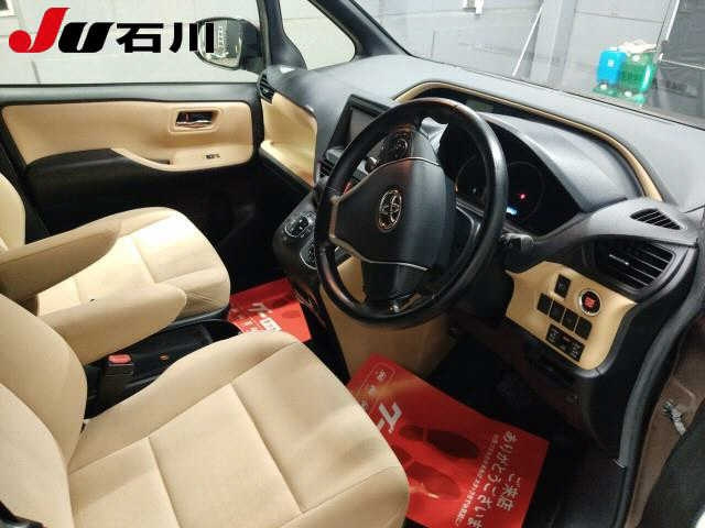 TOYOTA NOAH 2014
