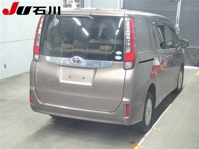 TOYOTA NOAH 2014
