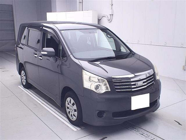 TOYOTA NOAH 2013