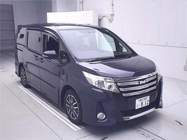 TOYOTA NOAH 2014