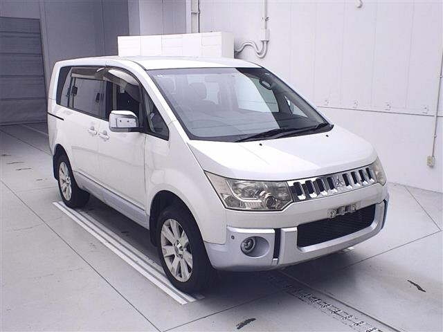 MITSUBISHI DELICA D5 2011
