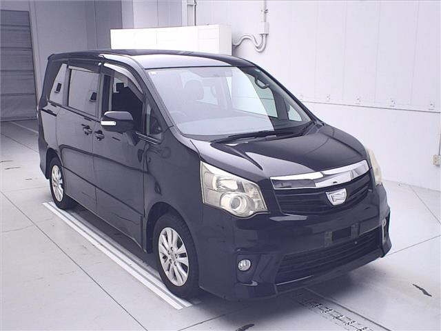 TOYOTA NOAH 2010