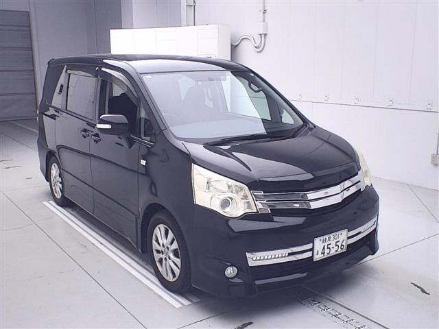 TOYOTA NOAH 2011